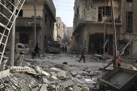 Cảnh đổ nát sau các cuộc không kích ở Douma, Đông Ghouta. (Nguồn: AFP/TTXVN)