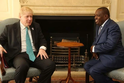 Ngoại trưởng Anh Boris Johnson và người đồng cấp Zimbabwe Sibusiso Moyo. (Nguồn: bulawayo24)