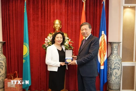 Bộ trưởng Tô Lâm và Đại sứ Việt Nam tại Kazakhstan Đoàn Thị Xuân Hiền. (Ảnh: Lê Quang Vinh/TTXVN)