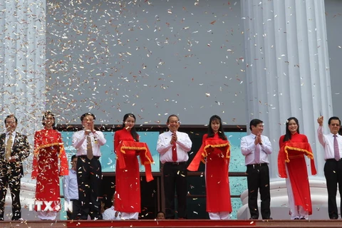 Phó Thủ tướng Trương Hòa Bình và các đồng chí lãnh đạo cắt băng khánh thành công trình. (Ảnh: Thành Chung/TTXVN)