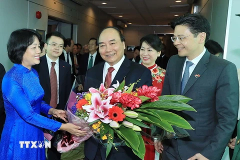 Lễ đón Thủ tướng Chính phủ Nguyễn Xuân Phúc tại sân bay quốc tế Changi. (Ảnh: Thống Nhất/TTXVN)