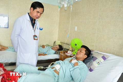 Bệnh nhân T.N.T đang được điều trị, phục hồi chức năng tại Bệnh viện đa khoa Đồng Nai. (Ảnh: Lê Xuân/TTXVN)
