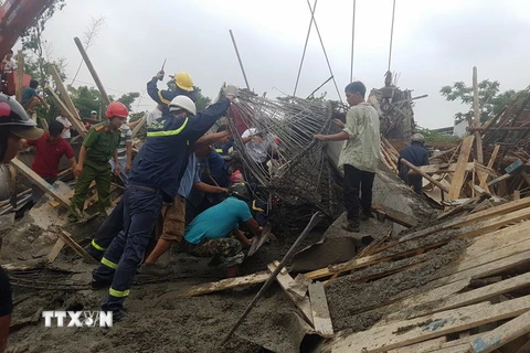 Lực lượng cứu hộ Công an tỉnh Thừa Thiên-Huế tìm kiếm các nạn nhân. (Ảnh: Hồ Cầu-TTXVN)