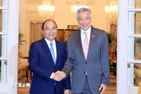 Thủ tướng Nguyễn Xuân Phúc và Thủ tướng Singapore Lý Hiển Long tại hội đàm. (Ảnh: Thống Nhất/TTXVN)