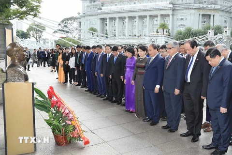 Thủ tướng Nguyễn Xuân Phúc đặt vòng hoa tại Tượng đài Bác Hồ trong khuôn viên Bảo tàng Văn minh châu Á. (Ảnh: Thống Nhất/TTXVN)