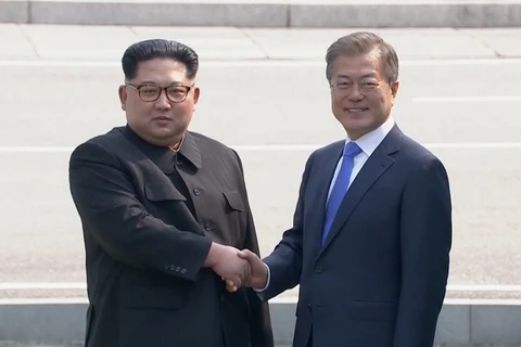 Cái bắt tay lịch sử của Hai nhà lãnh đạo Kim Jong-un và Moon Jae-in. (Nguồn: Reuters)