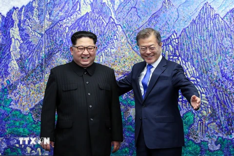 Tổng thống Hàn Quốc Moon Jae-in (phải) và nhà lãnh đạo Triều Tiên Kim Jong-un đứng nói chuyện phía trước bức tranh núi Kumgang. (Nguồn: EPA-EFE/ TTXVN)