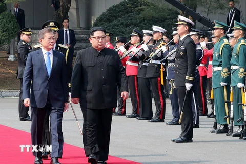 Tổng thống Hàn Quốc Moon Jae-in và Nhà lãnh đạo Triều Tiên Kim Jong-un duyệt đội danh dự tại quảng trường ở làng đình chiến Panmunjom ngày 27/4. (Nguồn: YONHAP/TTXVN)