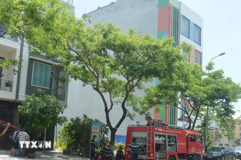 Xe cứu hỏa được điều động đến hiện trường vụ cháy. (Ảnh: Đinh Văn Nhiều/TTXVN)