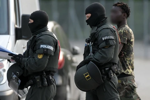 Cảnh sát Đức bắt giữ một người từng bị bác đơn xin tị nạn. (Nguồn: dpa)