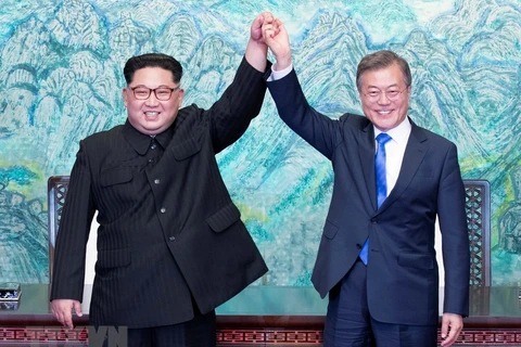 Tổng thống Hàn Quốc Moon Jae-in và nhà lãnh đạo Triều Tiên Kim Jong-un. (Nguồn: TTXVN phát)
