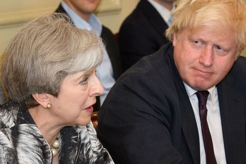Ngoại trưởng Anh Boris Johnson (trái) công kích kế hoạch của Thủ tướng May. (Nguồn: Sky News)
