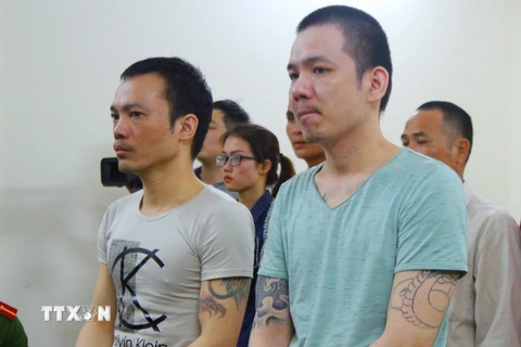 Tử tù Nguyễn Văn Tình (bên phải) và tử tù Lê Văn Thọ tại phiên tòa. (Ảnh: Doãn Tấn/TTXVN)