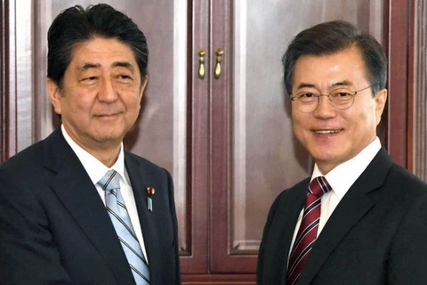 Thủ tướng Nhật Bản Shinzo Abe và Tổng thống Hàn Quốc Moon Jae-in. (Nguồn: scmp.com)