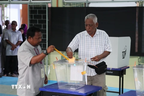 Cử tri Malaysia bỏ phiếu tại một điểm bầu cử ở Pekan, bang Pahang ngày 9/5. (Nguồn: THX/TTXVN)