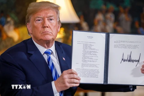 Tổng thống Mỹ Donald Trump xác nhận đã ký Bản ghi nhớ về việc rút Mỹ khỏi JCPOA tại Nhà Trắng ở Washington DC., ngày 8/5. (Nguồn: THX/ TTXVN)