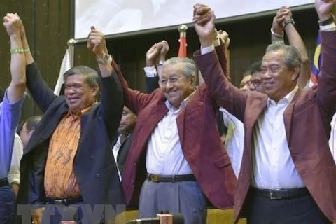 Ông Mahathir Mohamad (giữa) mừng chiến thắng trong cuộc bầu cử Hạ viện Malaysia, tại Kuala Lumpur. (Nguồn: Kyodo/TTXVN)