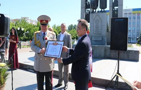 Đại sứ Nguyễn Anh Tuấn trao bằng khen cho cựu binh Ukraine. (Nguồn: VOV)
