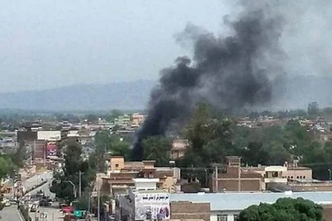 Khói đen sau một vụ nổ ở thành phố Jalalabad. (Nguồn: Reuters)
