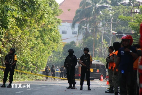 Cảnh sát Indonesia gác bên ngoài khu vực nhà thờ Pentecostal ở Surabaya, sau vụ đánh bom. (Nguồn: THX/TTXVN)