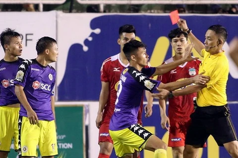 Thành Lương của Hà Nội FC bị cấm thi đấu 3 trận. (Nguồn: TTVN)