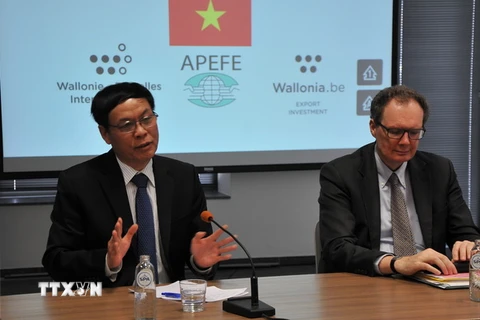 Đại sứ Vũ Quang Anh và Giám đốc điều hành WBI Christian Carette. (Ảnh: Kim Chung/TTXVN)