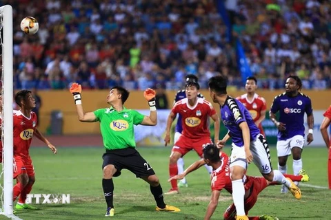 Thành Chung ghi bàn đưa Hà Nội FC vào bán kết. (Ảnh: Trọng Đạt/TTXVN)