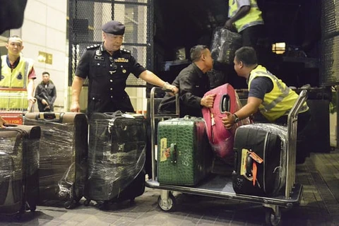 Những túi đồ và vali cảnh sát thu giữ. (Nguồn: AP)