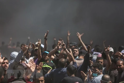 Xung đột giữa người biểu tình Palestines và binh sỹ Israel tại khu vực biên giới dải Gaza và Israel hôm 14/5. (Nguồn: THX/TTXVN)