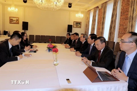 Đoàn công tác làm việc với lãnh đạo ngân hàng AIIB. (Ảnh: Lê Quang Vinh/TTXVN)