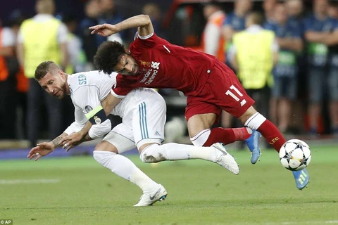 Salah chấn thương sau pha va chạm với Ramos.
