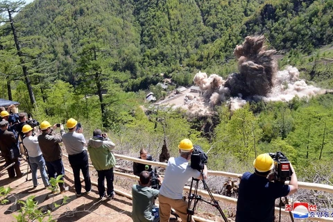 Hình ảnh các vụ nổ trong quá trình dỡ bỏ bãi thử hạt nhân Punggye-ri ở tỉnh Bắc Hamgyong ngày 24/5. (Nguồn: YONHAP/TTXVN)