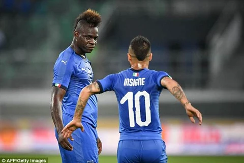 Balotelli (trái) ghi bàn cho Italy. (Nguồn: AFP/Getty Images)