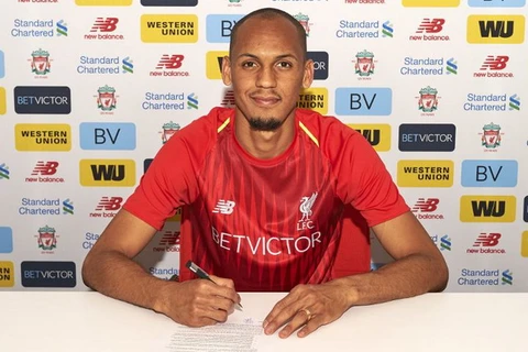 Fabinho đặt bút ký gia nhập Liverpool. (Nguồn: liverpoolfc.com)