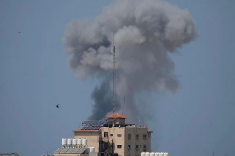 Khói đen ở vị trí bị Israel không kích. (Nguồn: news.sky.com)