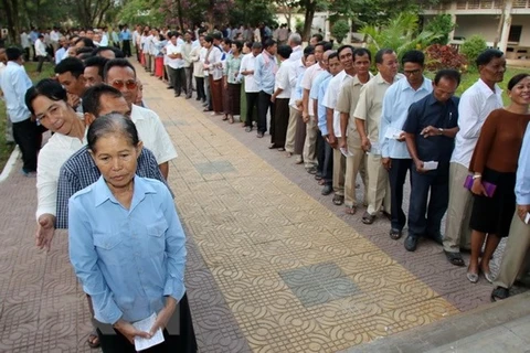 Người dân Campuchia xếp hàng chờ bỏ phiếu trong cuộc bầu cử Thượng viện tại một điểm bầu cử ở tỉnh Kandal ngày 25/2. (Nguồn: THX/TTXVN)