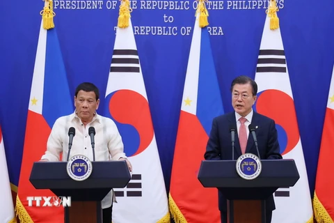 Tổng thống Hàn Quốc Moon Jae-in (phải) và Tổng thống Philippines Rodrigo Duterte tại cuộc họp báo chung. (Nguồn: YONHAP/TTXVN)