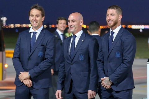 HLV Julen Lopetegui và Sergio Ramos chụp ảnh lưu niệm khi đặt chân đến Nga. (Nguồn: Getty Images)