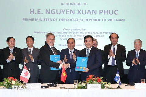 Thủ tướng Nguyễn Xuân Phúc chứng kiến trao bản ghi nhớ hợp tác giữa 2 nước. (Ảnh: Thống Nhất/TTXVN)