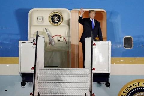 Tổng thống Mỹ Donald trump bước ra cửa máy bay. (Nguồn: Reuters)