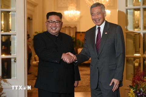 Nhà lãnh đạo Triều Tiên Kim Jong-un gặp Thủ tướng Singapore Lý Hiển Long. (Nguồn: AFP/TTXVN)