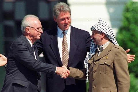Cựu Thủ tướng Israel Yitzhak Rabin và lãnh đạo Palestine Yasser Arafat (1993). 