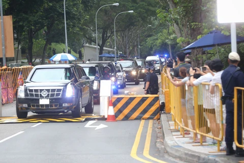 Đoàn xe Tổng thống Donald Trump rời khách sạn Shangri-La. (Ảnh: Straits Times)
