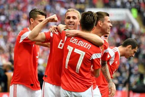 Gazinsky ăn mừng cùng đồng đội sau bàn thắng đầu tiên tại World Cup 2018. (Nguồn: Getty Images)