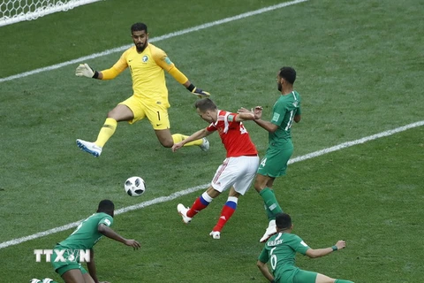 Saudi Arabia (áo xanh) thảm bại trong ngày khai mạc World Cup 2018. (Nguồn: THX/TTXVN)