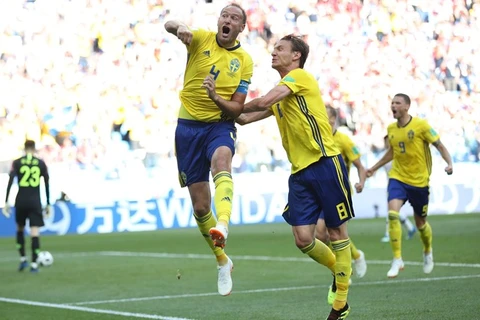 Granqvist (số 4) ăn mừng sau khi ghi bàn cho Thụy Điển. (Nguồn: Getty Images)