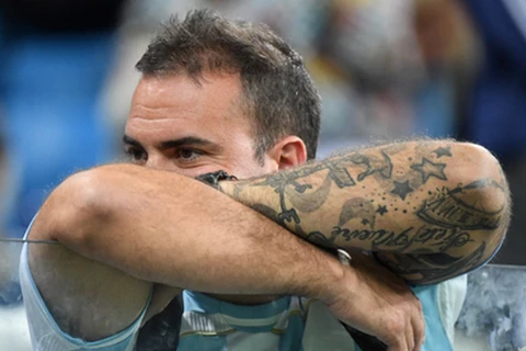 Một cổ động viên Argentina buồn bã sau thất bại của đội nhà. (Nguồn: AFP)