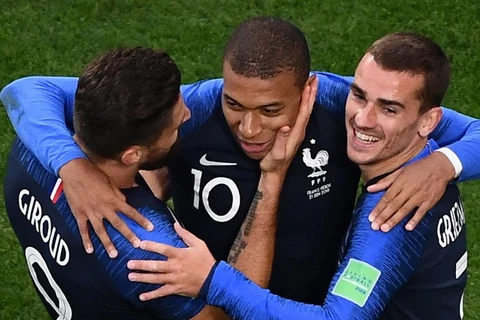 Mbappe (giữa) lập công, đưa Pháp vượt qua vòng bảng. (Nguồn: AFP/Getty Images)