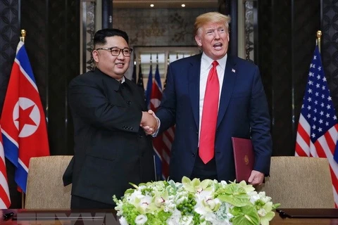 Nhà lãnh đạo Triều Tiên Kim Jong-un (trái) và Tổng thống Mỹ Donald Trump tại cuộc gặp thượng đỉnh hôm 12/6. (Nguồn: EPA/TTXVN)