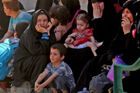 Người dân Syria sơ tán khỏi Raqa. (Nguồn: AFP/TTXVN)